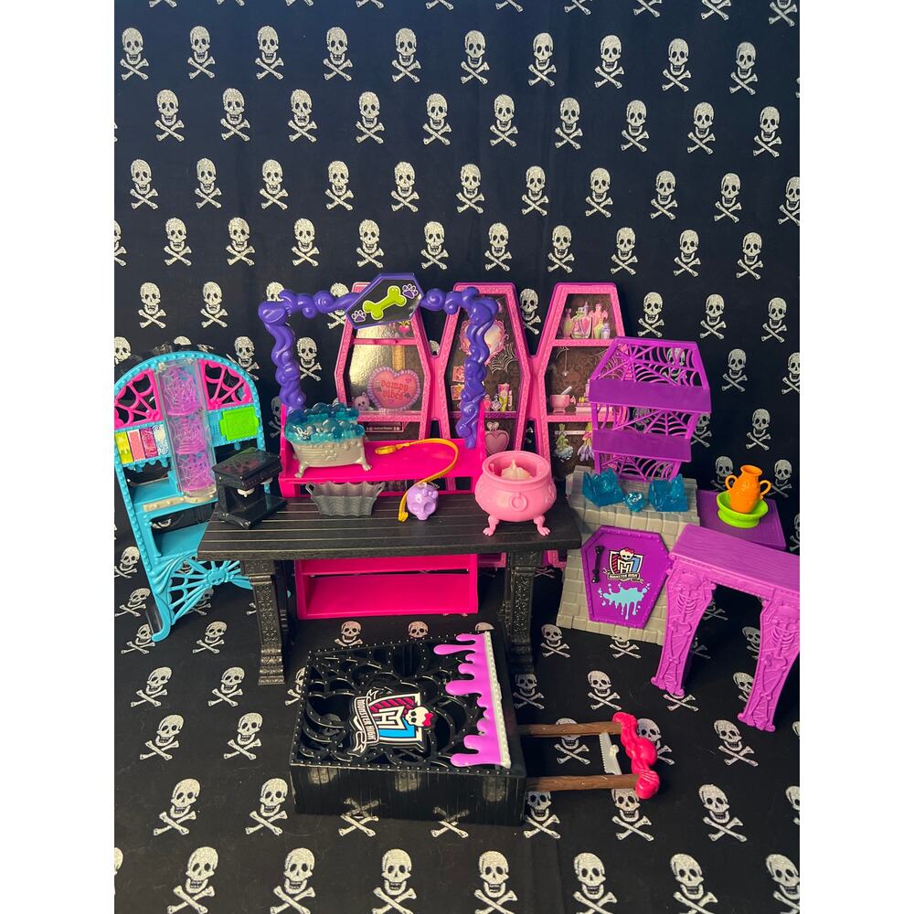 Monster High Large Lot of Mixed Playset Parts and Furniture - Picture 2 of 10